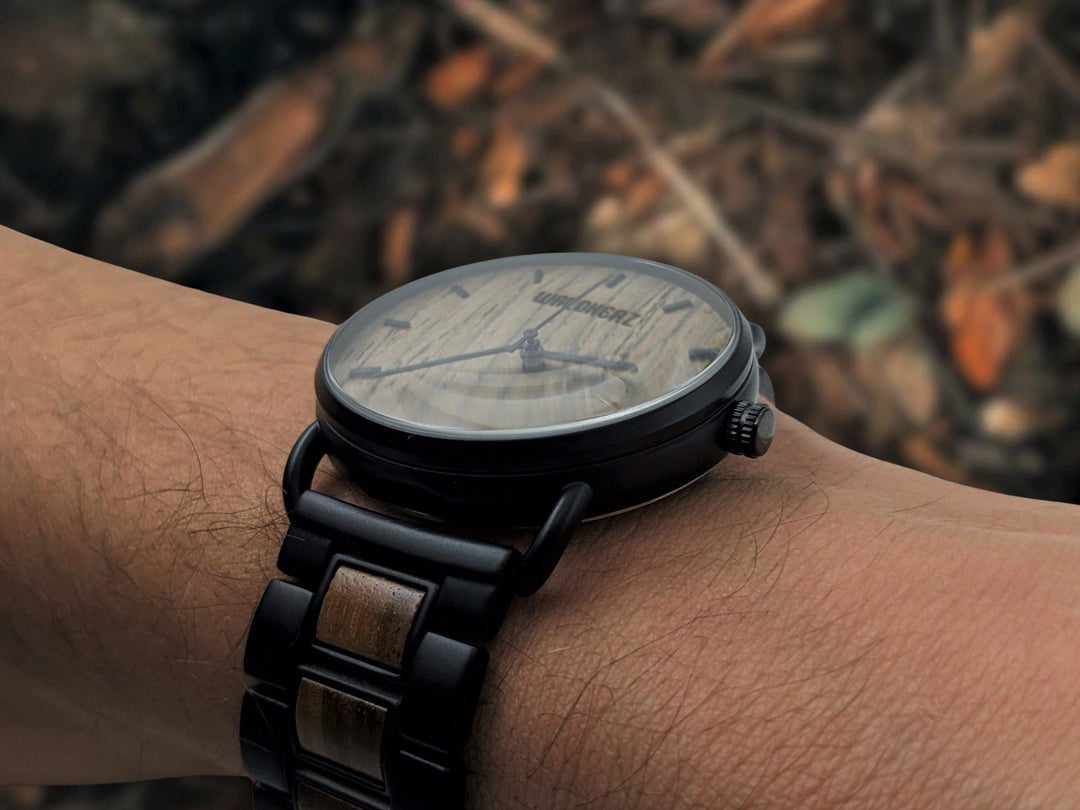 Armbanduhr "MOORDAL" | Walnussholz / Schwarz