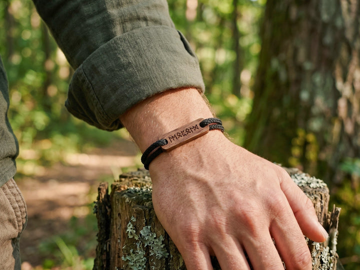 Männer Eco Armband ''Runen'' Walnussholz