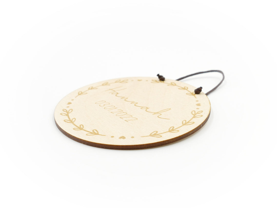 Personalisiertes Namensschild "Blumenkranz" aus Holz