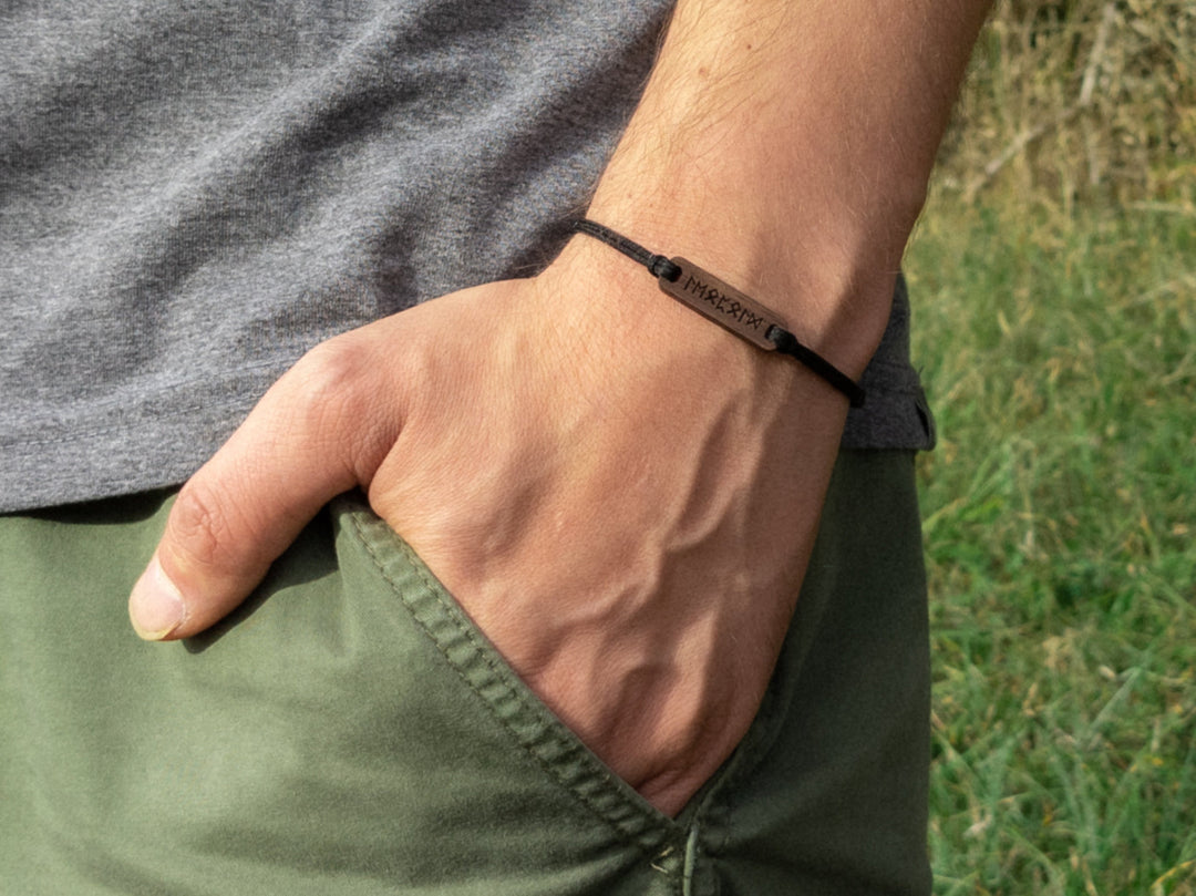 Eco Armband personalisiert ''Runen'' Walnussholz